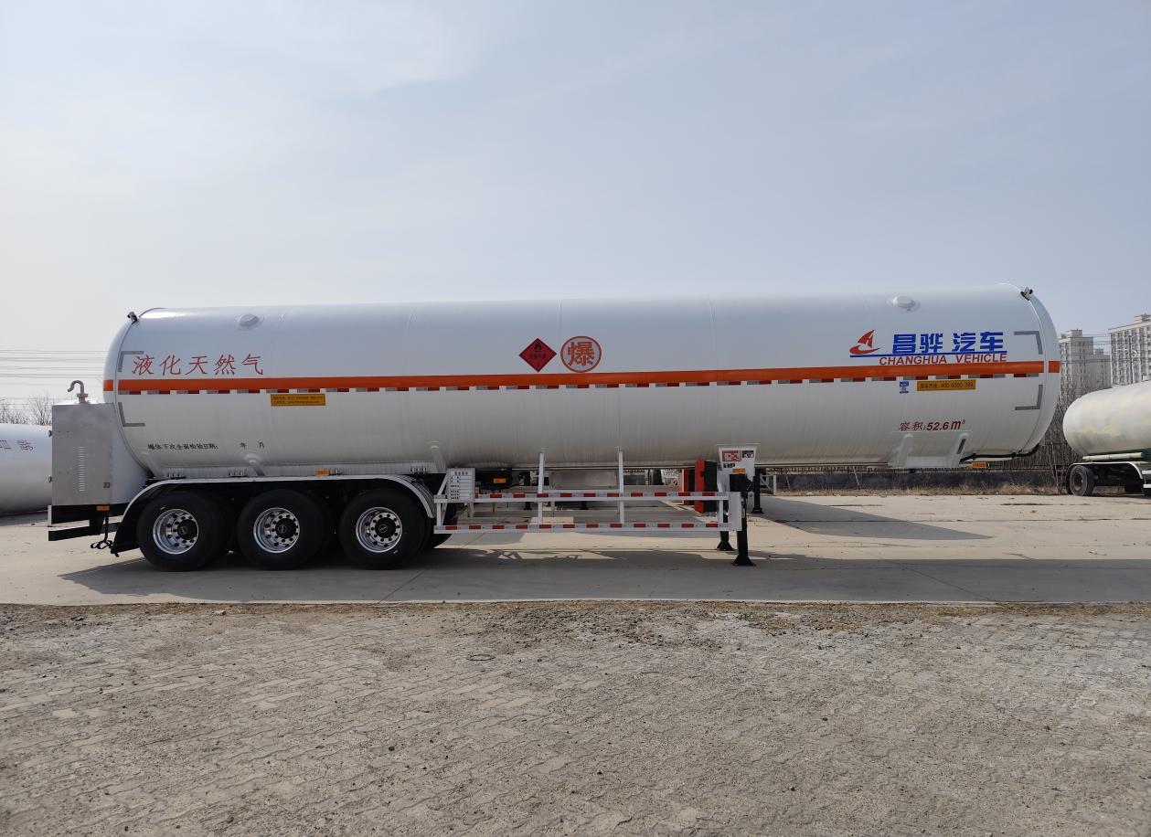 Side view of HCSV LNG transport semi-trailer for liquefied natural gas transportation Side view of HCSV LNG transport semi-trailer for liquefied natural gas transportation