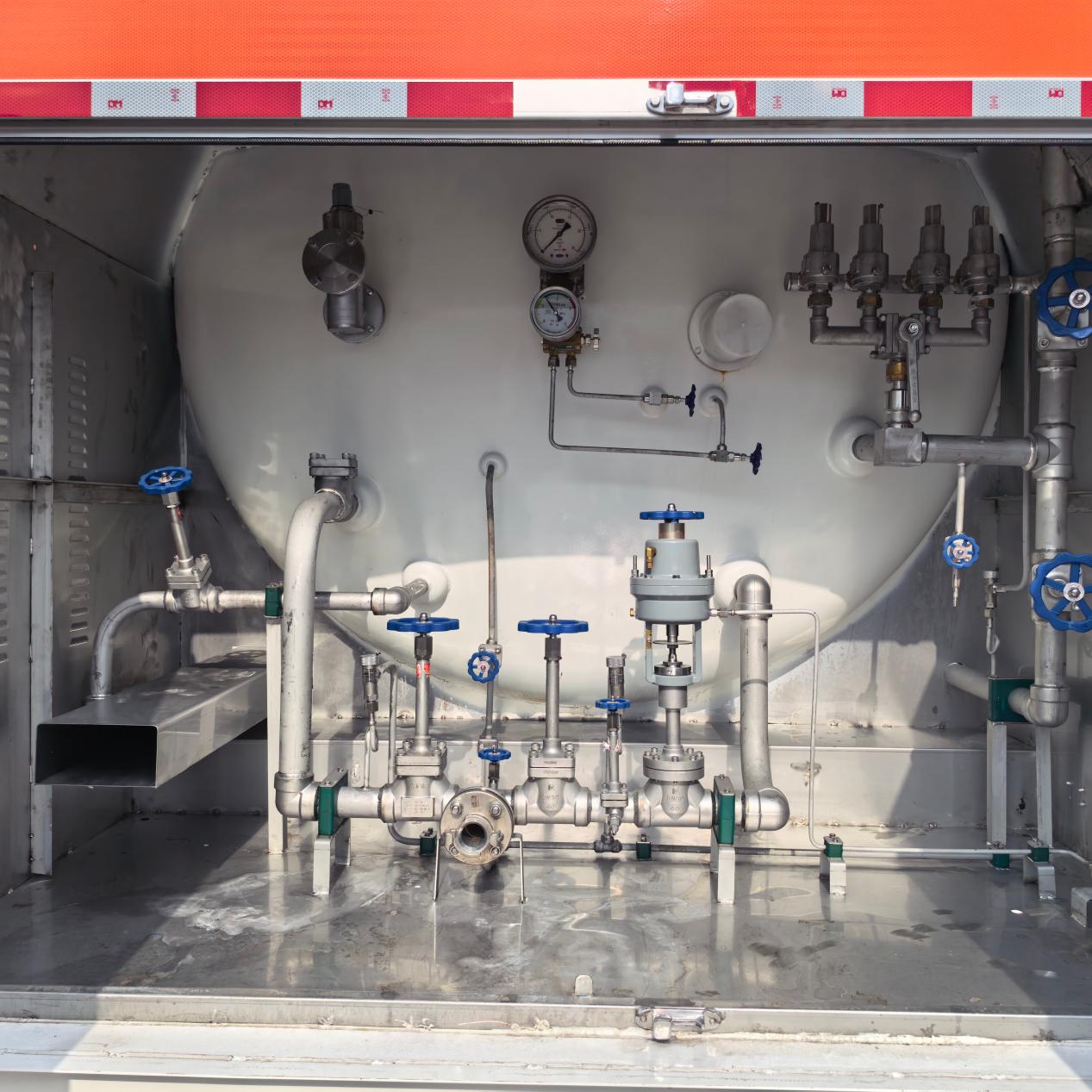 Valve box, pressure gauges and piping system on an HCSV liquid oxygen tank trailer Valve box, pressure gauges and piping system on an HCSV liquid oxygen tank trailer
