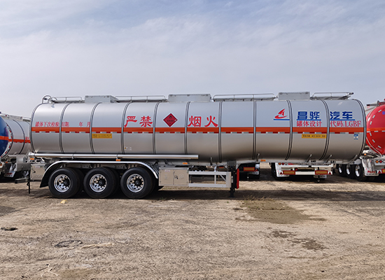 Three-axle HCSV heavy-duty oil tanker trailer for energy and mining logistics
