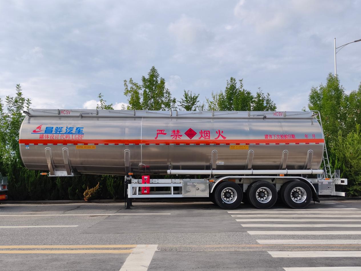 Side view of an HCSV three-axle aluminium oil tanker trailer for South American energy transport Side view of an HCSV three-axle aluminium oil tanker trailer for South American energy transport