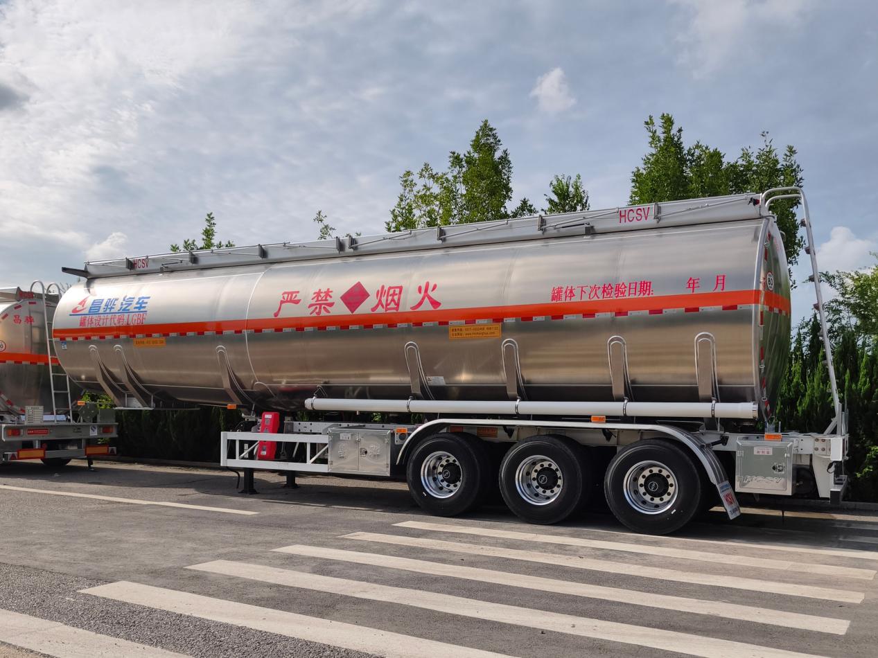 an HCSV heavy-duty oil tanker trailer for mining fuel logistics an HCSV heavy-duty oil tanker trailer for mining fuel logistics