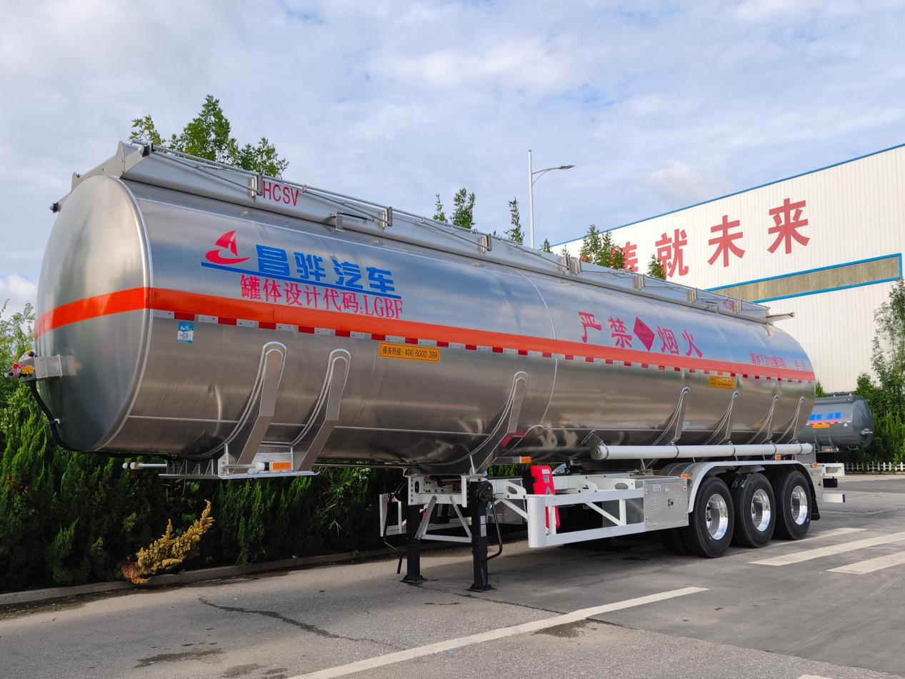HCSV aluminium oil tanker trailer at the manufacturing facility HCSV aluminium oil tanker trailer at the manufacturing facility